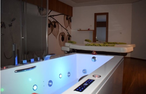 Bañera de hidromasaje en el thalassian suitopia Spa Calpe