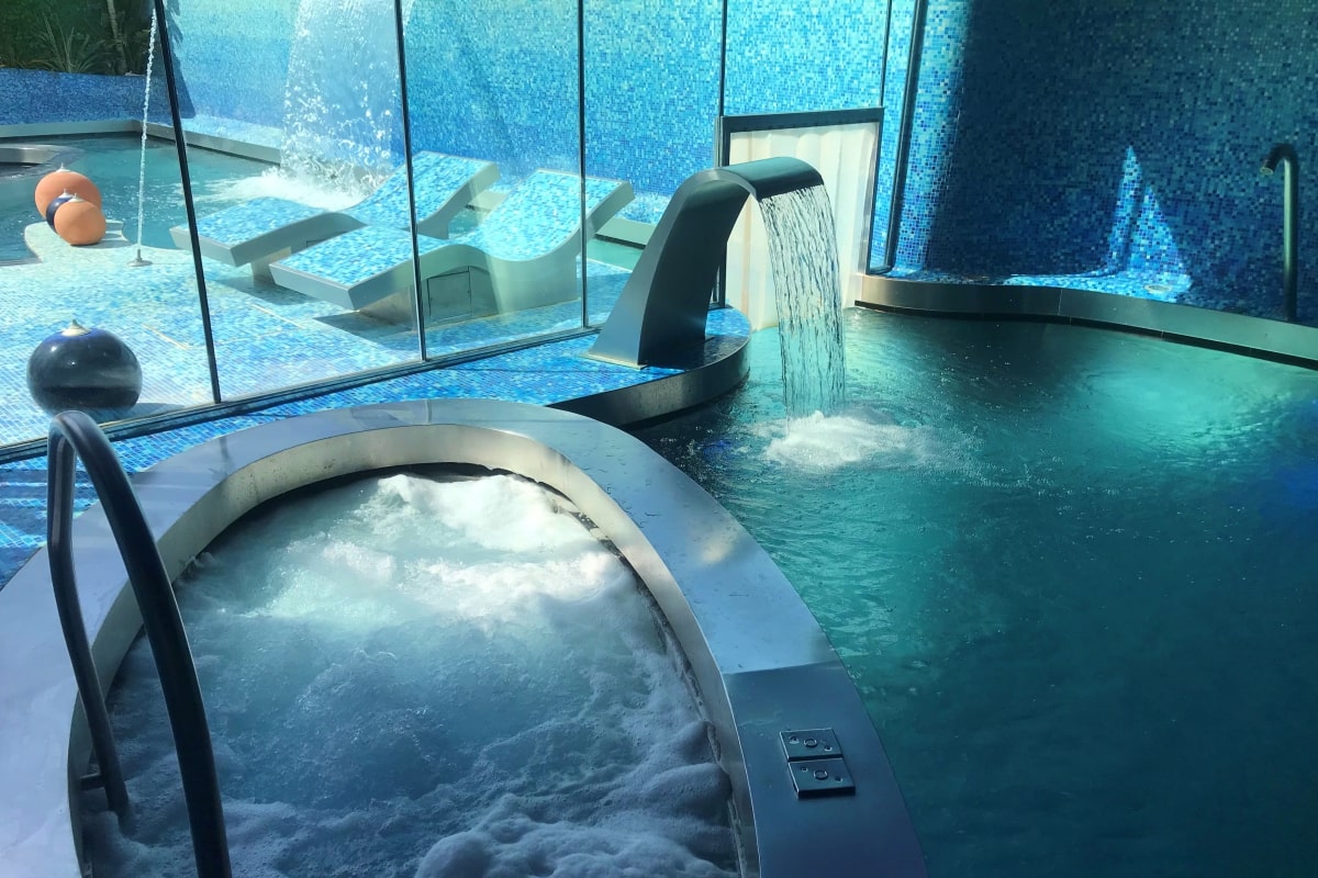 Jacuzzi y cascada en el circuito de Spa Las Arenas