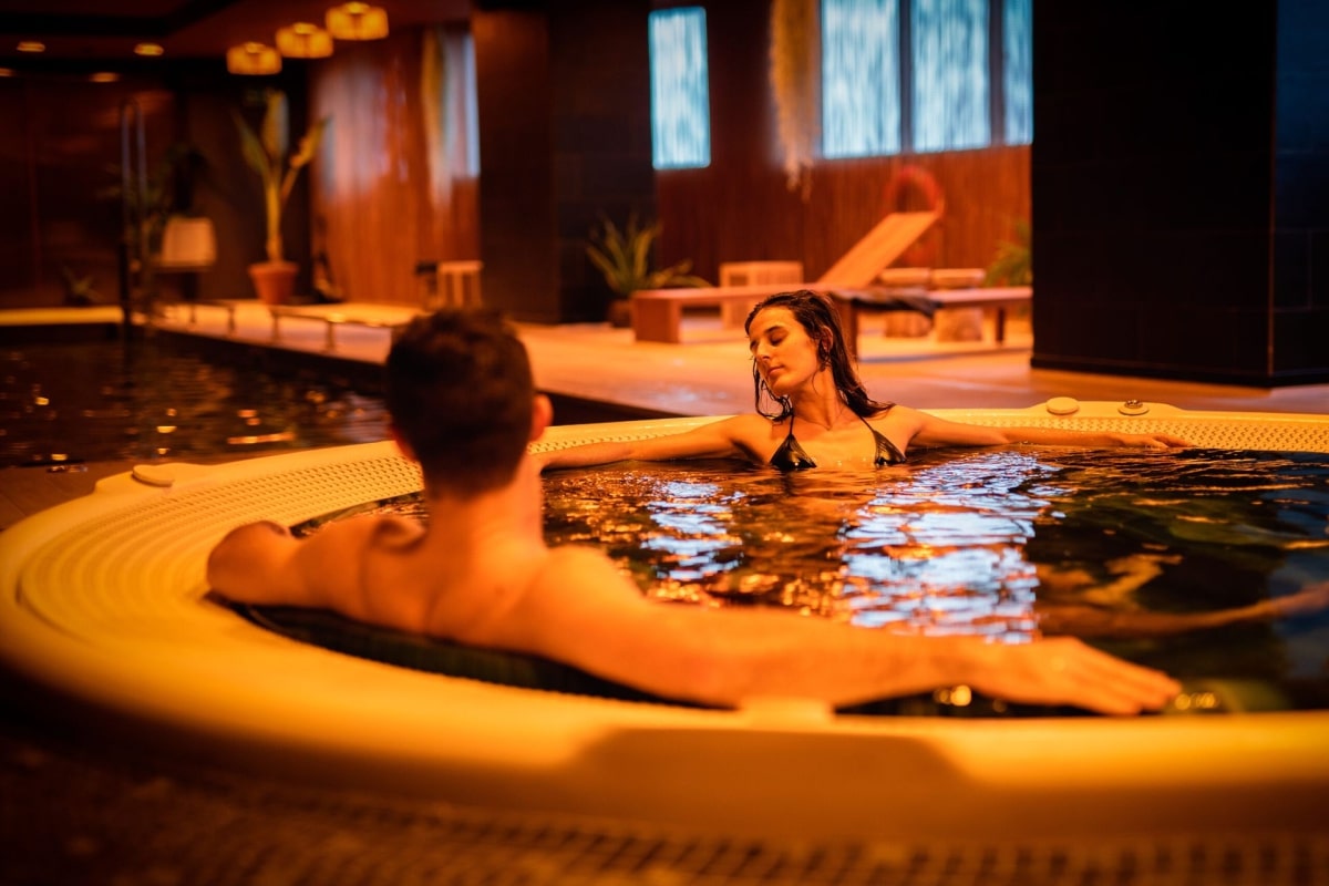 Una pareja en el jacuzzi del spa Cobre29 Valencia